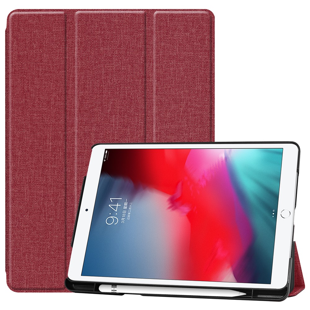 Θήκη Tri-Fold Flip Cover με υφασμάτινη επένδυση για iPad (2019/2020/2021) 10.2" και ειδική θέση για πενάκι σε χρώμα κόκκινο σκούρο Θήκη Tri-Fold Flip Cover με υφασμάτινη επένδυση για iPad (2019/2020/2021) 10.2" και ειδική θέση για πενάκι σε χρώμα κόκκινο σκούρο