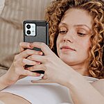 Πλάτη TPU για το Motorola Moto G84 5G σε Μαύρο χρώμα με υφή Carbon Fiber, ανθεκτική στις γρατζουνιές και με υπερυψωμένα bezels για προστασία οθόνης και κάμερας.