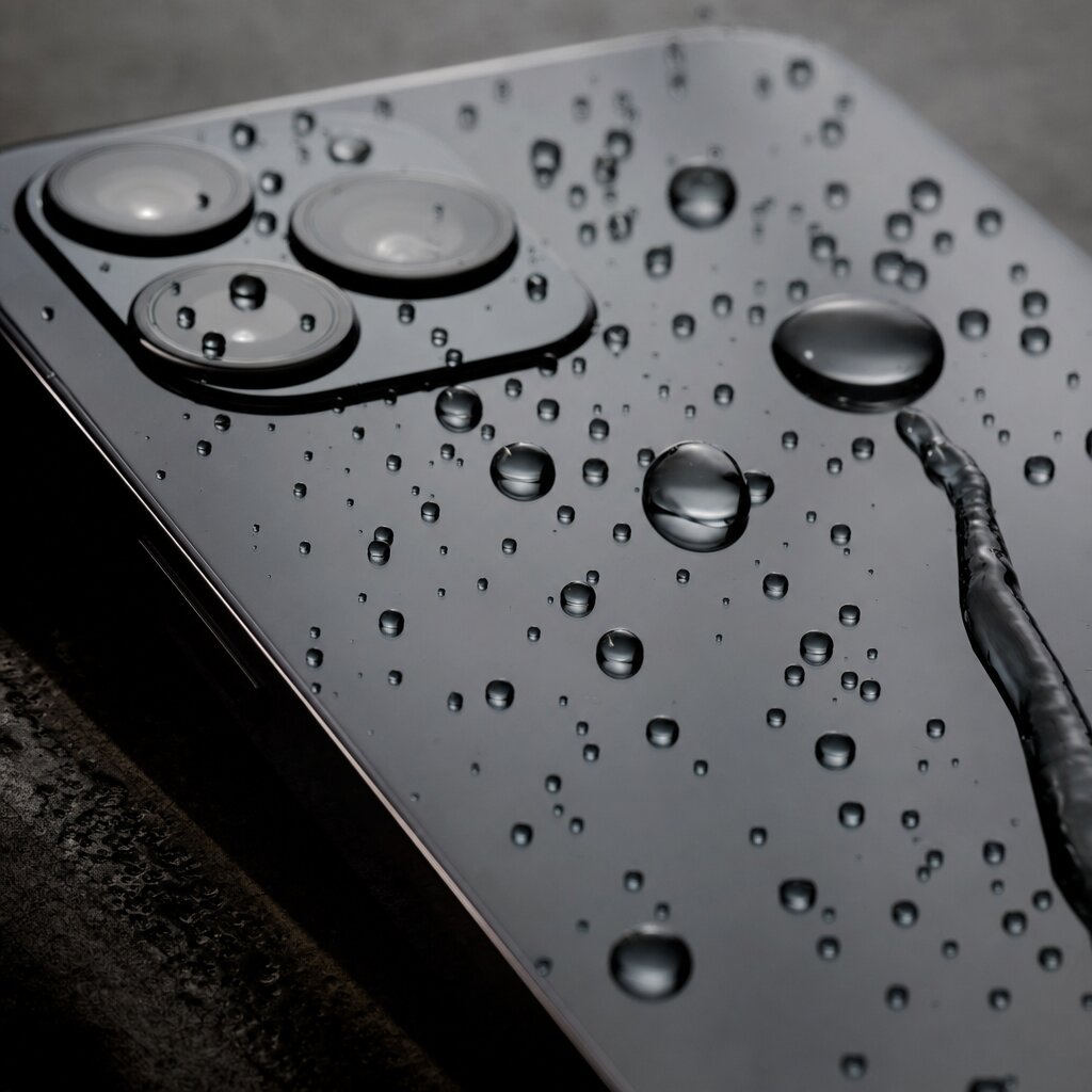 Σταγόνες νερού κυλούν σε κινητό με nanocoating
