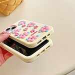 Πλάτη Σιλικόνης για iPhone 15 από OEM με χαριτωμένο 3D floral σχέδιο σε ροζ χρώμα. Προστασία από πτώσεις με ανυψωμένες άκρες γύρω από την κάμερα.