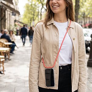 Θήκες κινητών Αξεσουάρ Alcatel 1s(2021) 54 Λουράκι λαιμού Σομόν φορεμένο - κινητό σε διαφανή θήκη crossbody