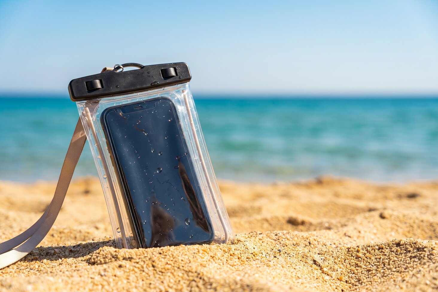 5 + 1 τρόποι προστασίας του smartphone στις διακοπές 1 Αδιάβροχη θήκη smartphone στην παραλία - προστασία στις διακοπές